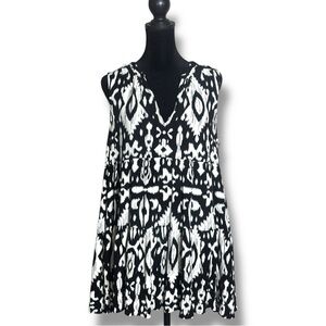 Steve Madden Black and White Aztec Patterned Sleeveless Tiered V-neck Tunic top